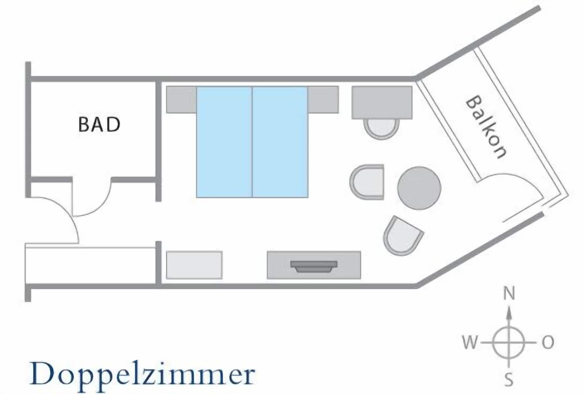 Hotel Neptun Rostock Eksteriør bilde The image shows a floor plan for a double room, labeled "Doppelzimmer." The layout includes:

- A bedroom area featuring two beds (depicted in blue).
- A small seating area with two chairs and a table.
- A bathroom area labeled "BAD."
- A balcony are