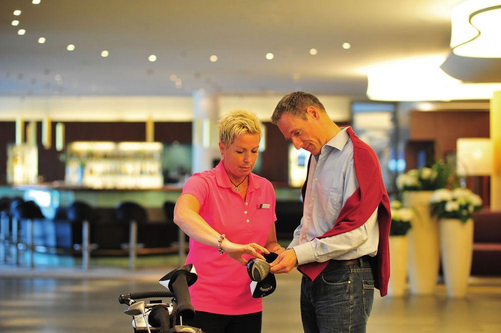 Hotel Neptun Rostock Eksteriør bilde A saleswoman helping a customer